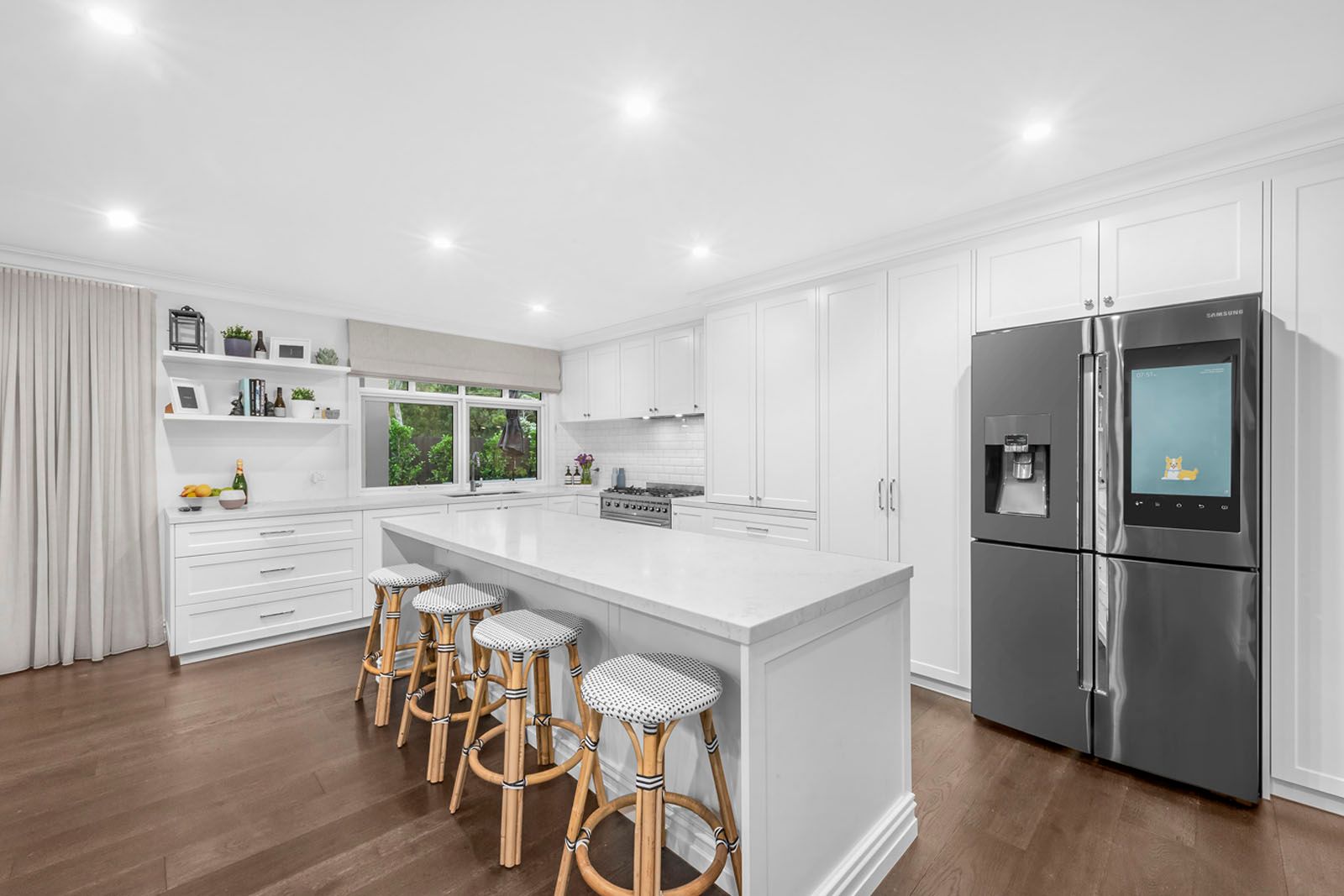 White Hamptons-style kitchen with island seating