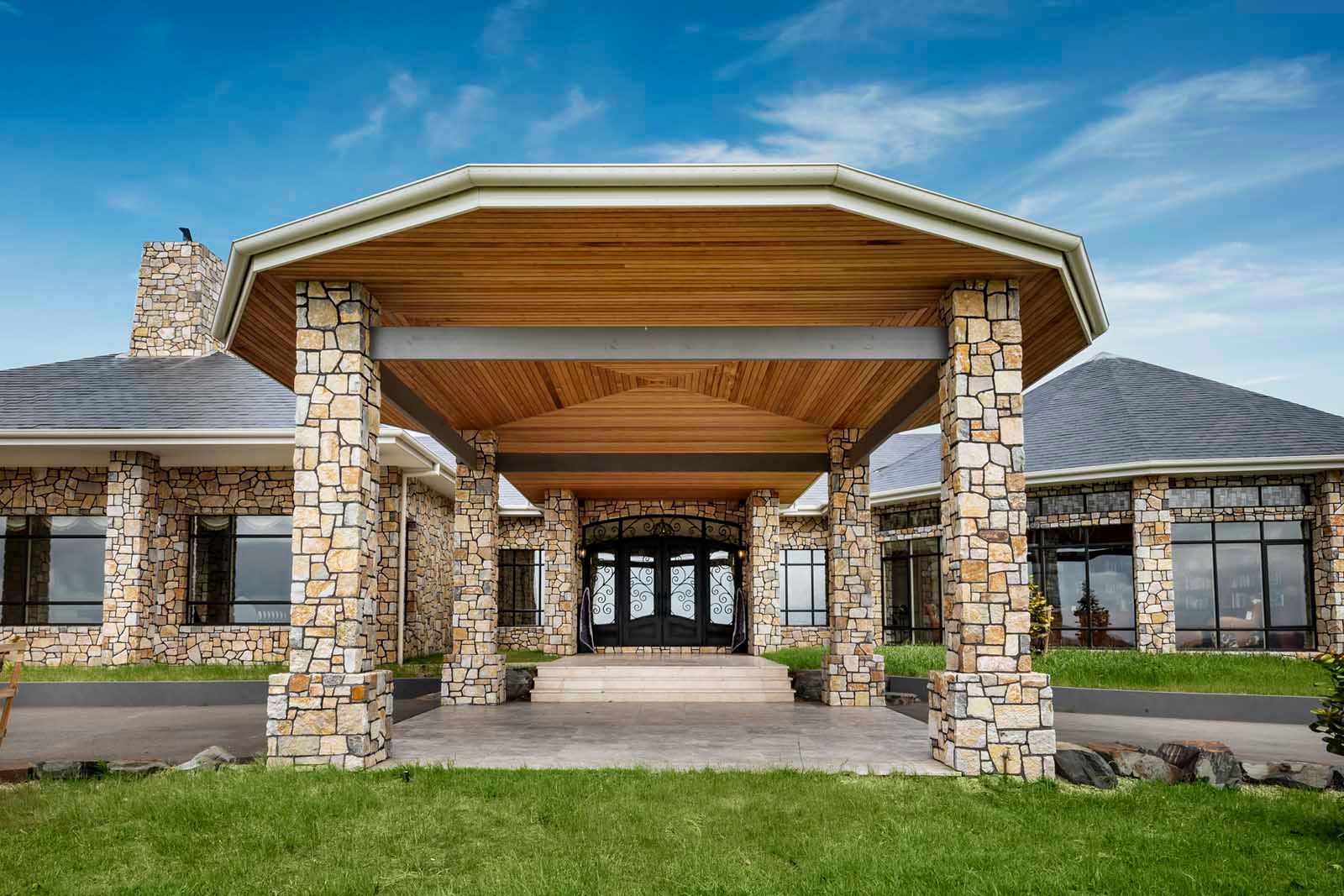 Cape Schanck home: a stone porte-cochère entry with a cedar-lined roof