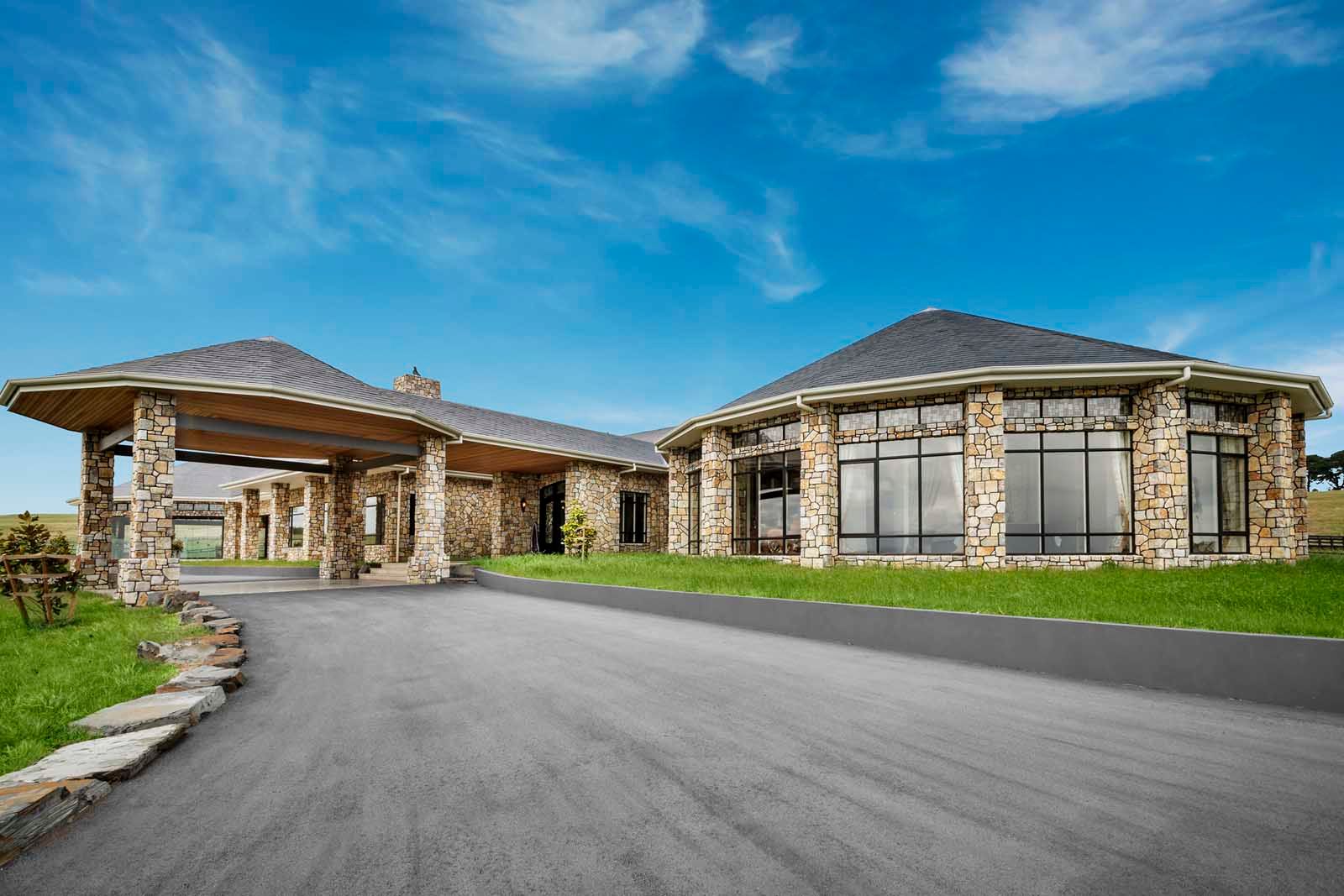 Long driveway arriving at the home